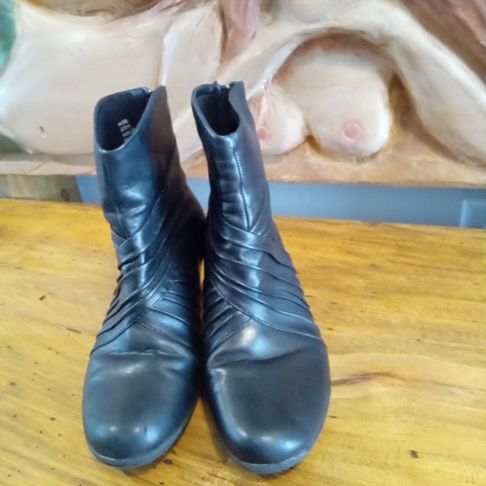 Cobb Hill "Shannon"Black Leather Back Zipper Ruched Ankle Boots Size 6.5